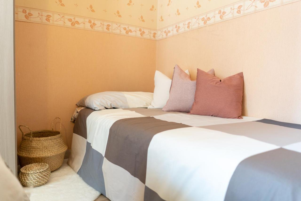 Апартаменти Pietra Ligure Downtown Convenience -Free Parking Екстер'єр фото