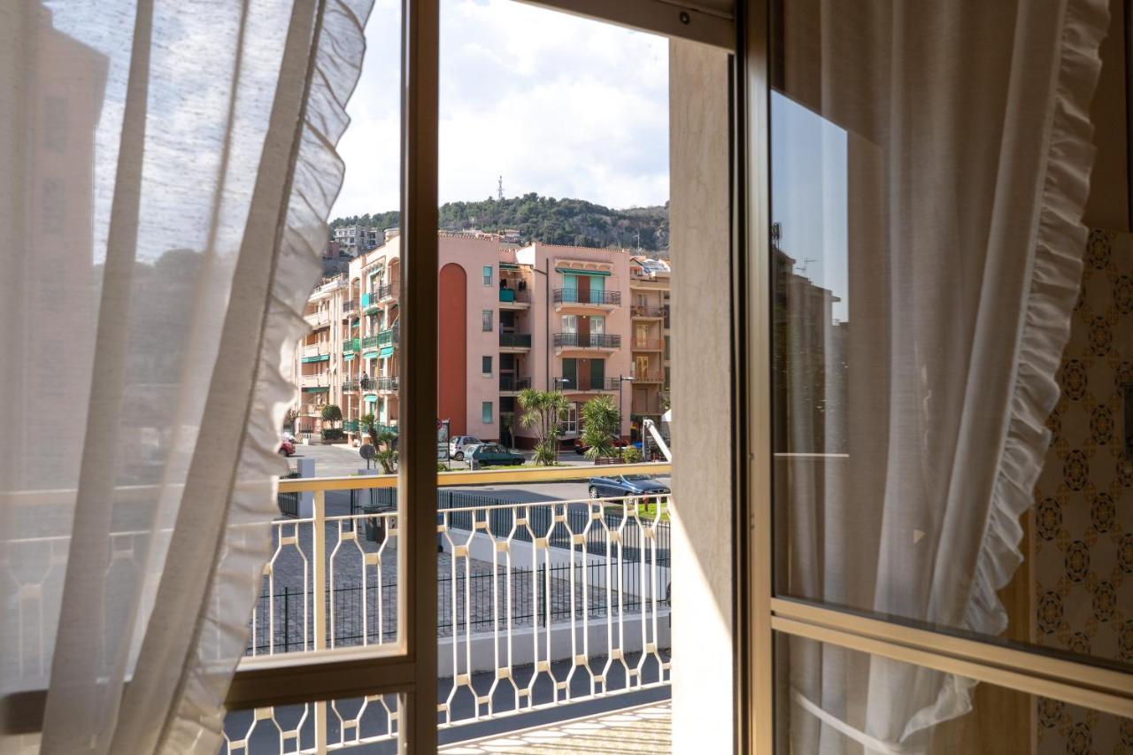 Апартаменти Pietra Ligure Downtown Convenience -Free Parking Екстер'єр фото