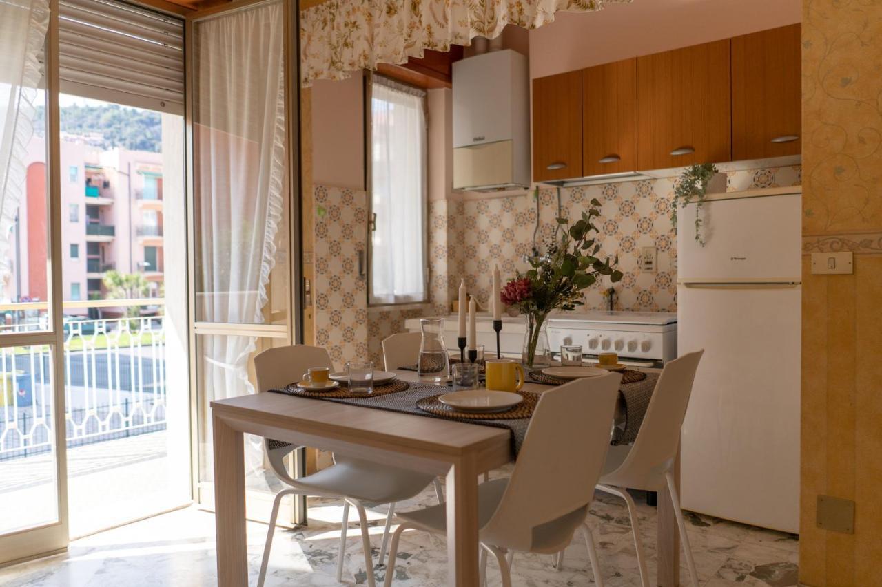Апартаменти Pietra Ligure Downtown Convenience -Free Parking Екстер'єр фото